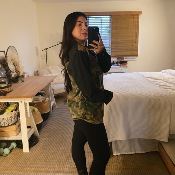 Two-Tone Army Shacket - Picture 4 of 12